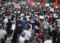 Qytetarët protestojnë para Kryeministrisë me 10 kërkesa, shtohen edhe shëndetësia, arsimi, pensionistët