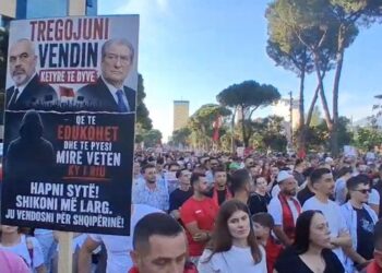 Nga ironia për Zegjinenë, te thirrja kundër Ramës dhe Berishës, mesazhet e forta që vijnë nga protesta: Tregojuani vendin këtyre të dyve!