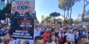 Nga ironia për Zegjinenë, te thirrja kundër Ramës dhe Berishës, mesazhet e forta që vijnë nga protesta: Tregojuani vendin këtyre të dyve!