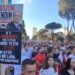 Nga ironia për Zegjinenë, te thirrja kundër Ramës dhe Berishës, mesazhet e forta që vijnë nga protesta: Tregojuani vendin këtyre të dyve!