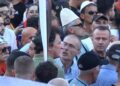 Sali Lushaj dhe i biri provokojnë protestuesit me dy gishtat lart pas urdhrit të Berishës, qytetarët tentojnë t’i largojnë