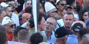 Sali Lushaj dhe i biri provokojnë protestuesit me dy gishtat lart pas urdhrit të Berishës, qytetarët tentojnë t’i largojnë