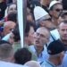 VIDEO/ Sali Lushaj dhe i biri provokojnë protestuesit me dy gishtat lart pas urdhrit të Berishës, qytetarët tentojnë t’i largojnë