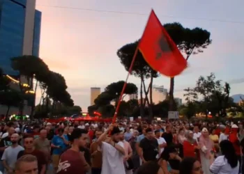 Protestat në Tiranë, reagon Organizata  e Veteranëve të UÇK-së: Mos i keqpërdorni simbolet për qëllime politike