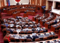 Deputetët e PD këndojnë në kor “Rama jep dorëheqjen”, Manja i ‘dirigjon’