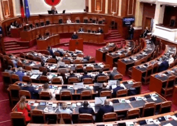 Deputetët e PD këndojnë në kor “Rama jep dorëheqjen”, Manja i ‘dirigjon’