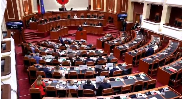 Deputetët e PD këndojnë në kor  Rama jep dorëheqjen   Manja i  dirigjon 