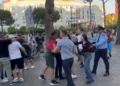 Mbështetësit e PS konfliktohen fizikisht me protesuesit para Kryeministrisë. Ndërhyn policia