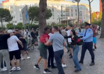 Mbështetësit e PS konfliktohen fizikisht me protesuesit para Kryeministrisë. Ndërhyn policia