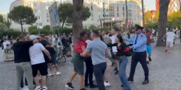 Mbështetësit e PS konfliktohen fizikisht me protesuesit para Kryeministrisë. Ndërhyn policia