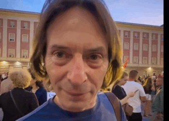 Edhe këshilltari i Albin Kurtit në protestën para Kryeministrisë, shtohen dyshimet se kush po e orienton tubimin (VIDEO)