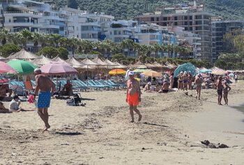 Sezoni veror në Vlorë, fluks pushuesish vendas dhe të huajsh