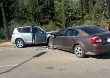 Aksident i dyfishtë në Dhërmi, 4 persona mbeten të plagosur nga përplasja e dy makinave
