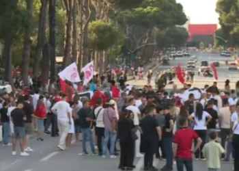 “Shqipëri e re”/ Protesta e 14-të në kryeqytet, nis grumbullimi i qytetarëve në sheshin “Skënderbej”