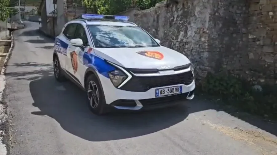 Eksploziv në portën e jashtme të një banese në Mjull Bathore