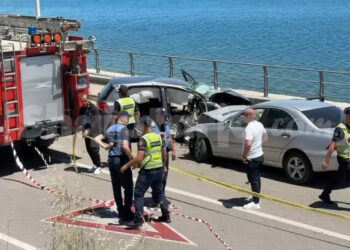 Aksident i rëndë në aksin Pogradec-Lin, humb jetën një grua, plagosen katër persona