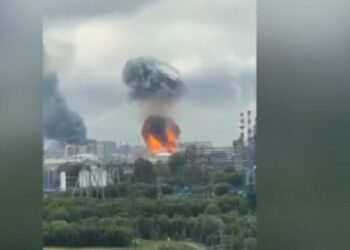 Kievi sulmon ashpër Moskën, godet rafinerinë e naftës/ Zelensky: Nëse digjet Ukraina, do të digjet edhe Rusia