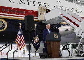 Trump prezanton avionin 400 milionë dollarë të dhuruar nga Katari për flotën Air Force One