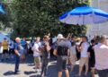Bulevardi i bllokuar gjithë ditës! Protestuesit flenë dhe zgjohen përpara kryeministrisë, kalojnë ditën me çadër para godinës