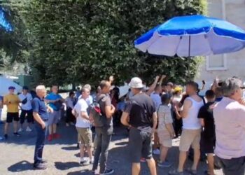 Bulevardi i bllokuar gjithë ditës! Protestuesit flenë dhe zgjohen përpara Kryeministrisë, kalojnë ditën me çadër para godinës