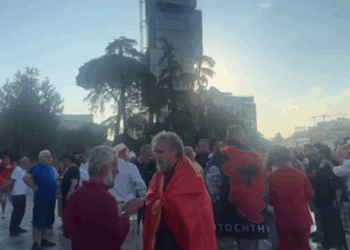 Dita e 22-të e tubimit në Tiranë/ Protestuesit mblidhen në sheshin “Skënderbej”, pritet marshimi i përhershëm drejt Kryeministrisë