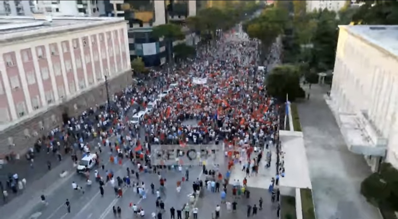 VIDEOLAJM  Dita e 22 të e protestës para Kryeministrisë  ja pjesëmarrja e tubuesve