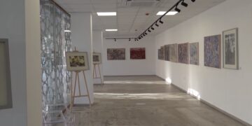 Harmoni ngjyrash dhe formash/ 60 vepra të artistit Edmond Hysi ekspozohen në Durrës