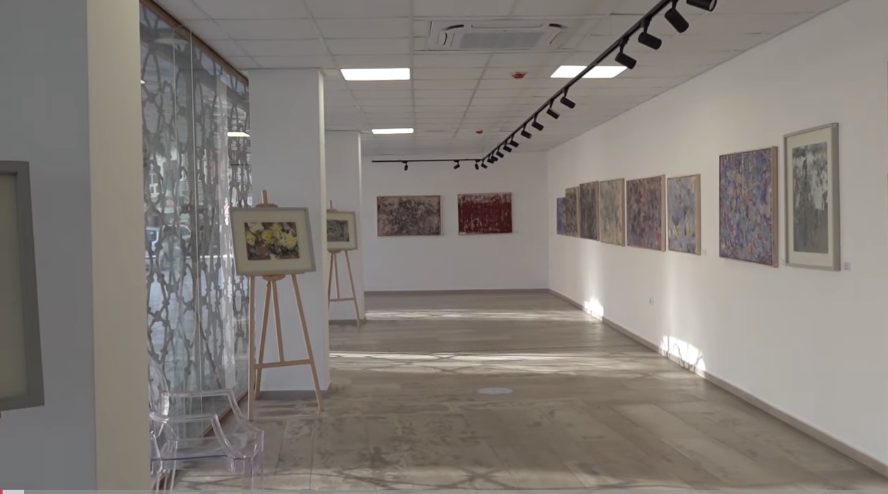 harmoni-ngjyrash-dhe-formash-60-vepra-te-artistit-edmond-hysi-ekspozohen-ne-durres