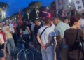 Tensione në protestë, qytetarët përplasen me njëri-tjetrin
