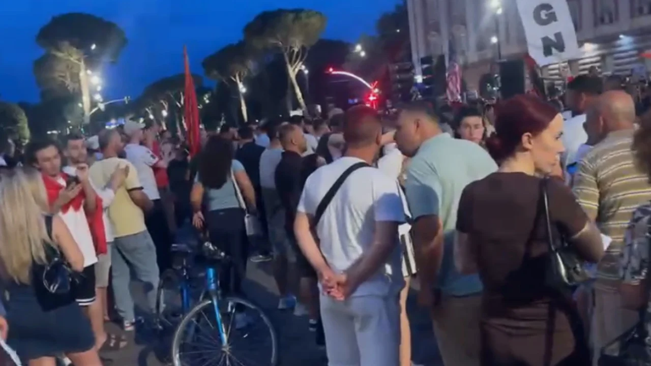Tensione në protestë  qytetarët përplasen me njëri tjetrin