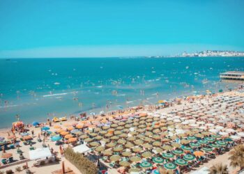 Turoperatorët në Durrës: Protestat po frenojnë rezervimet turistike