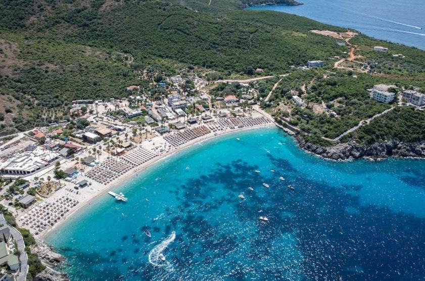 Tragjike në Jalë  74 vjeçari gjendet i vdekur në hotel  dyshohet se goditi kokën kur 