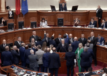 PD vijon bllokimin e foltores, ndërpritet sërish seanca. Peleshi: Nuk është arenë gladiatorësh!