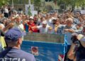 VIDEOLAJM / Protestuesit qëllojnë me vezë dhe plehra makinat e deputetëve, përplasen me Policinë