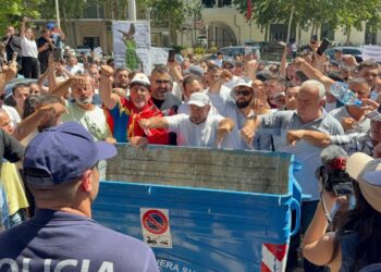 VIDEOLAJM / Protestuesit qëllojnë me vezë dhe plehra makinat e deputetëve, përplasen me Policinë