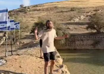 Kolonët izraelitë devijojnë ujin e palestinezëve dhe shndërrojnë një zonë arkeologjike në pishinë turistike