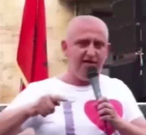 Rama  për një prej folësve në protestë  Është dënuar në Belgjikë tre herë si trafikant droge  