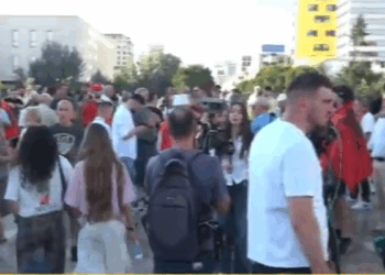 Zvërneci/ Dita e 15-të e protestës, qytetarët grumbullohen në sheshin “Skënderbej”