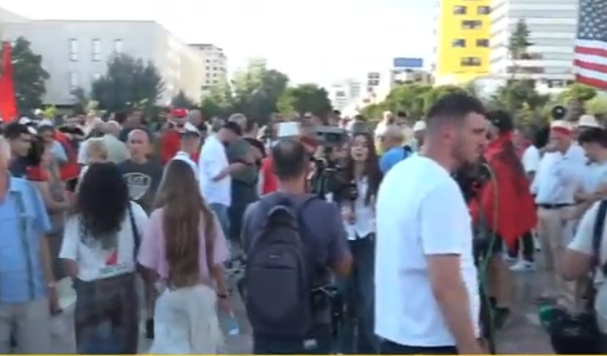 Zvërneci  Dita e 15 të e protestës  qytetarët grumbullohen në sheshin  Skënderbej 