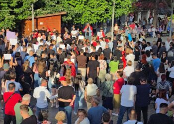 Dita e dytë e protestës, qytetarët në Korçë dalin sërish në rrugë kundër ndërtimit në Zvërnec