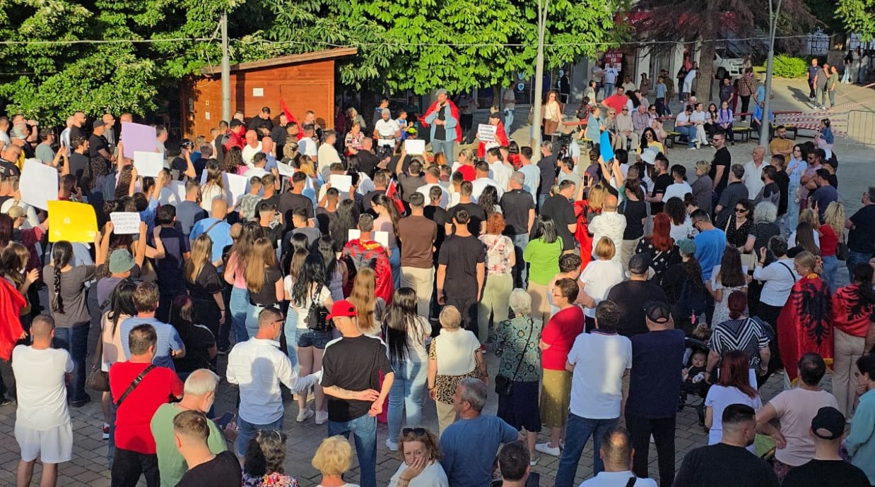 Dita e dytë e protestës  qytetarët në Korçë dalin sërish në rrugë kundër ndërtimit në Zvërnec