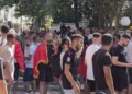 Shoqërimet pas incidenteve te Kuvendi, protestuesit mblidhen para Komisariatit nr.1 në Tiranë
