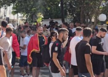 Shoqërimet pas incidenteve te Kuvendi, protestuesit mblidhen para Komisariatit nr.1 në Tiranë