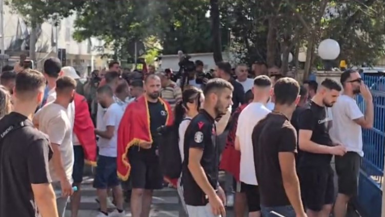 Shoqërimet pas incidenteve te Kuvendi  protestuesit mblidhen para Komisariatit nr 1 në Tiranë