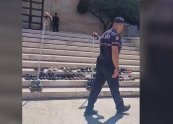 Tensione te Kryeministria, policia heq instalacionin e këpucëve, protestuesit përplasen me uniformat blu