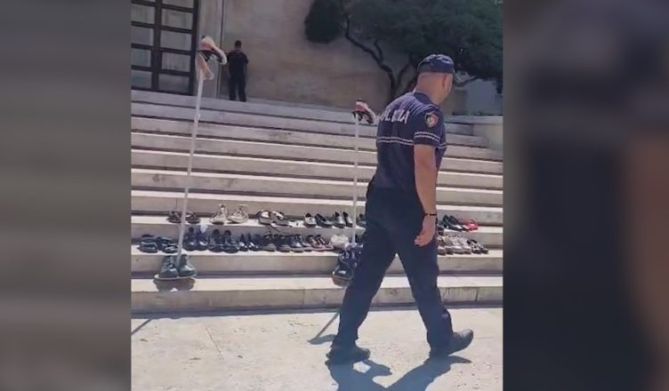Tensione te Kryeministria  policia heq instalacionin e këpucëve  protestuesit përplasen me uniformat blu