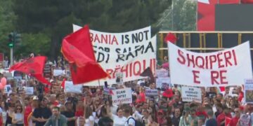 Mbahet protesta e 12 për Zvërnecin, marshim drejt Kryeministrisë dhe 5 kërkesa politike