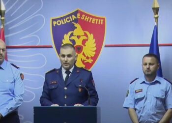 “Ajo trupë na turpëron të gjithëve”, Hita i ashpër me Policinë e Vlorës për Zvërnecin: U shfaq e fjetur…