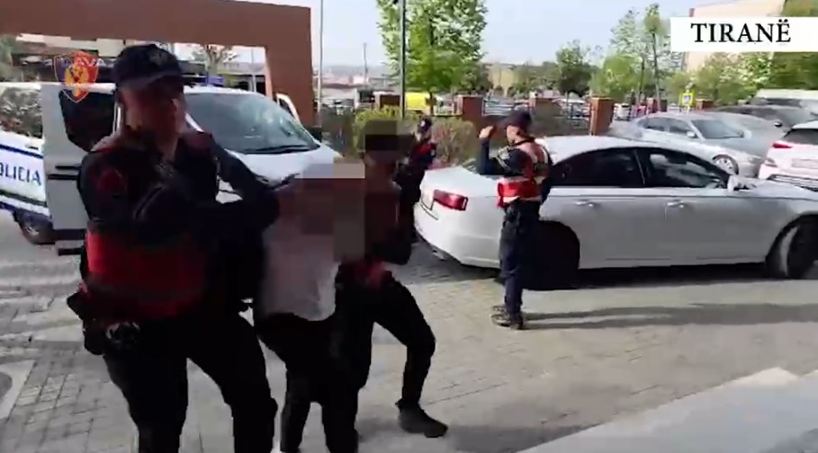 Lëvizte i armatosur në motor  arrestohet 21 vjeçari në Tiranë  Në pranga për moskallëzim krimi dhe shoku