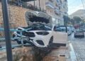 Aksident i frikshëm në Sarandë, makina çan barrierat e rrugës, shpëton mrekullisht turisti francez